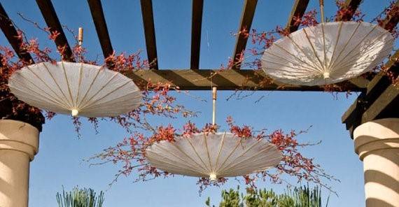 Expertise Landgoed boog Super Cute Reception Decor: Hanging Umbrellas - The Inspired Bride