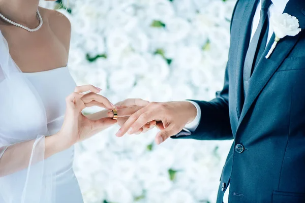 Cropped View Bride Putting Wedding Ring Finger — Stock Photo, Image