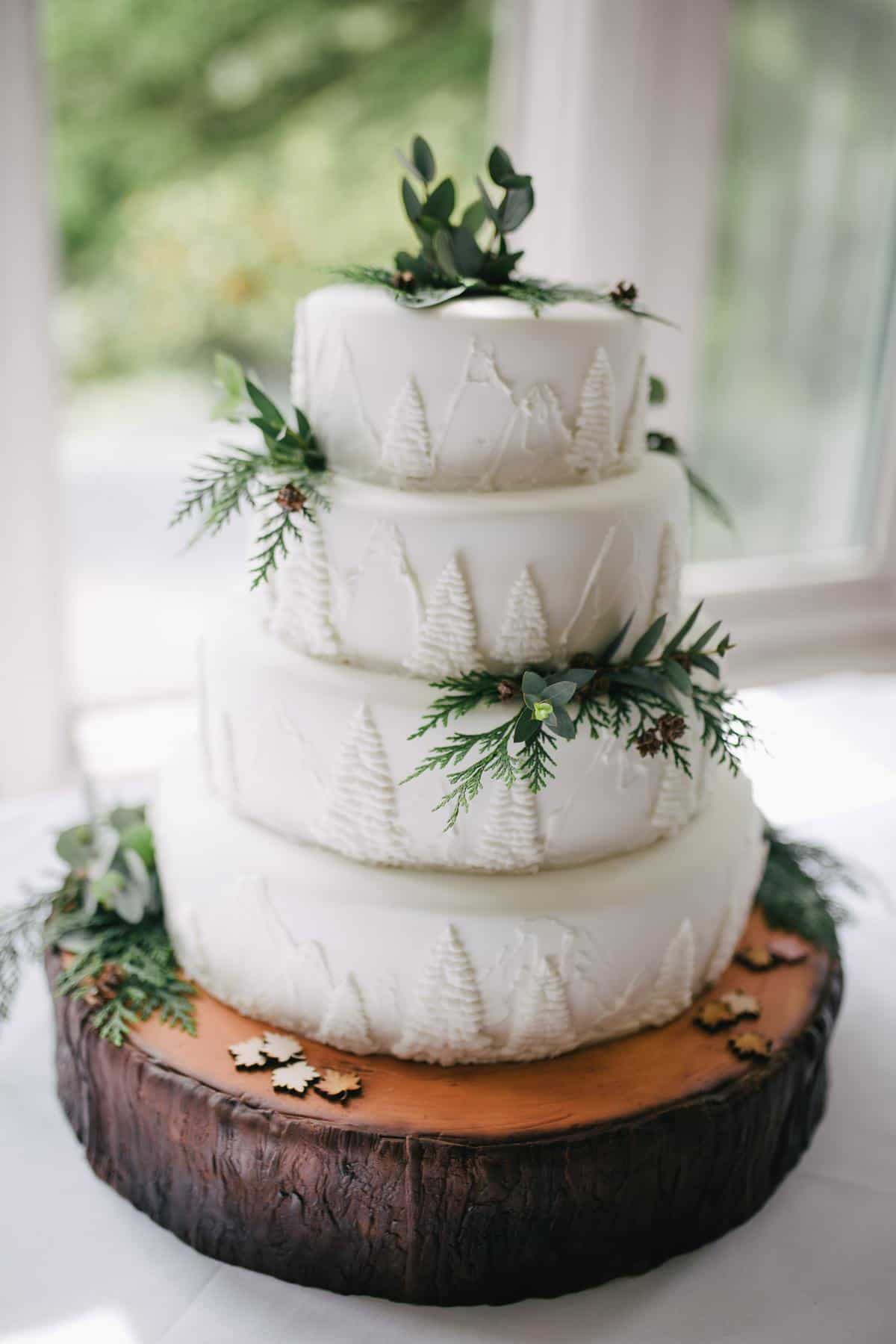 focus photo of white icing-covered 4-tier cake