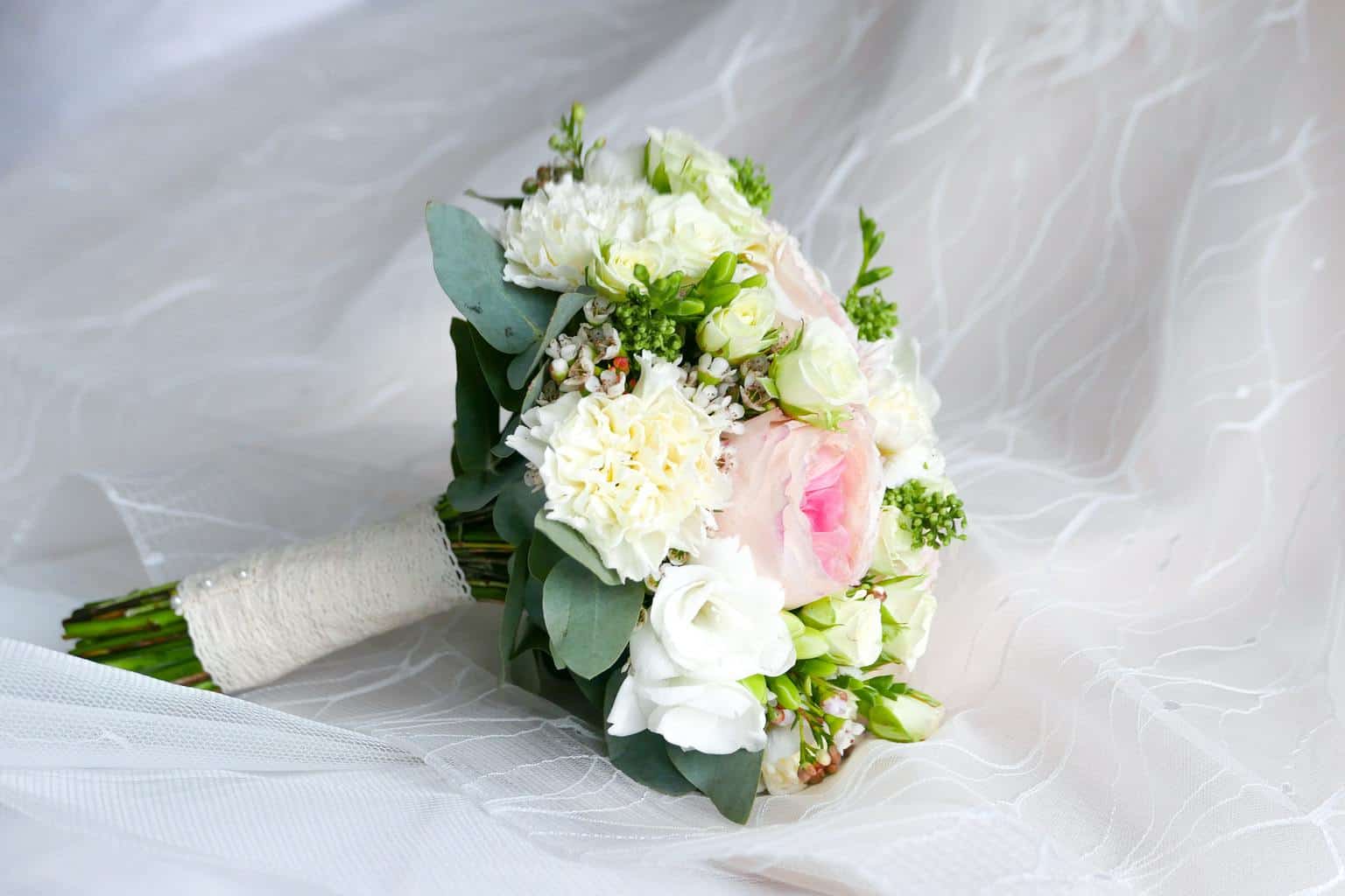 closeup photo of white and pink petaled flower bouquet