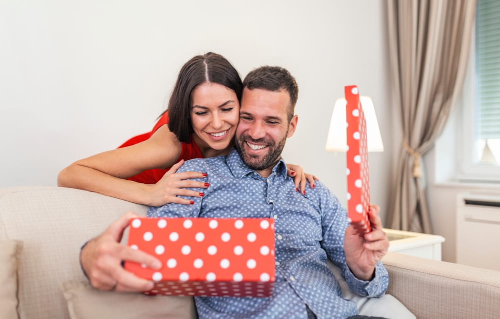 How to Pick the Right Gift for Him on Your Wedding Anniversary 7