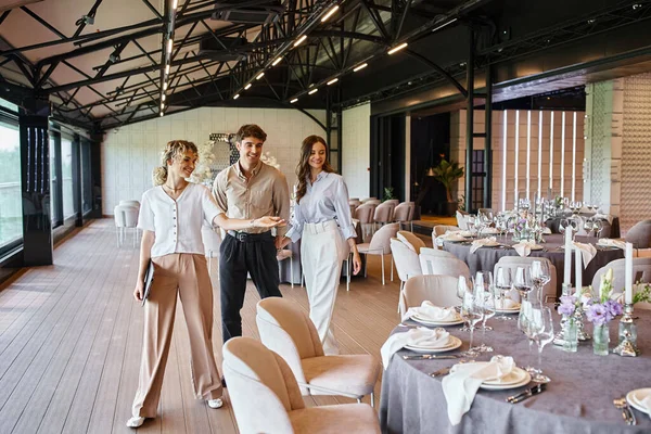 Event Manager Showing Festive Tables Happy Couple Love Event Hall — Stock Photo, Image